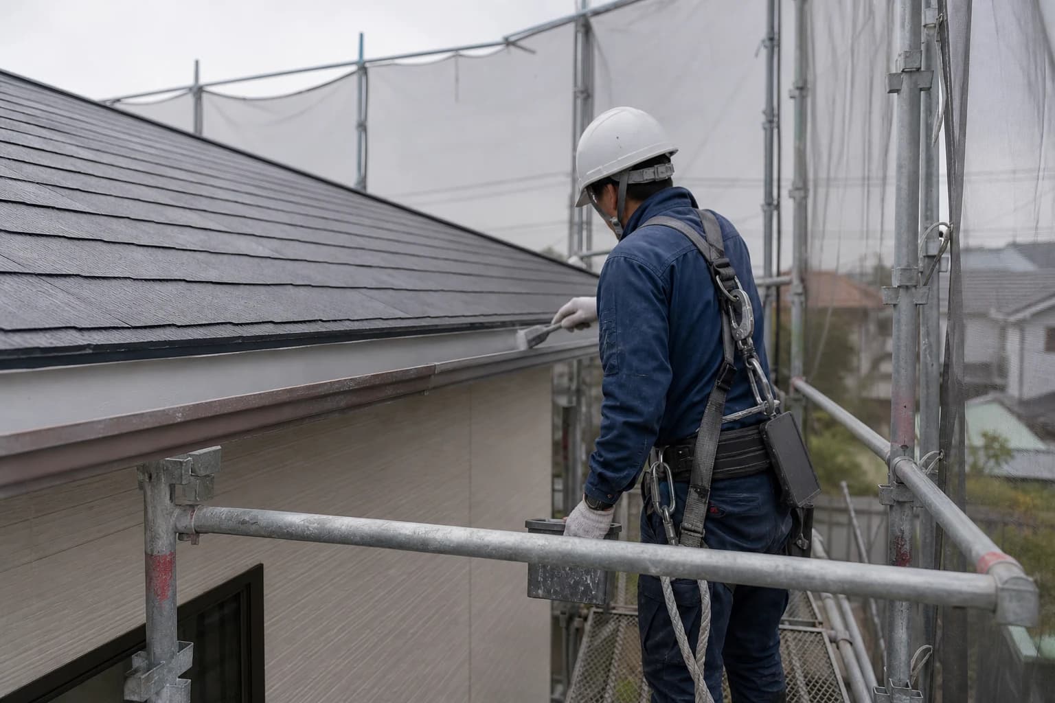 ヘルメットと足場を使用した屋根塗装の作業現場